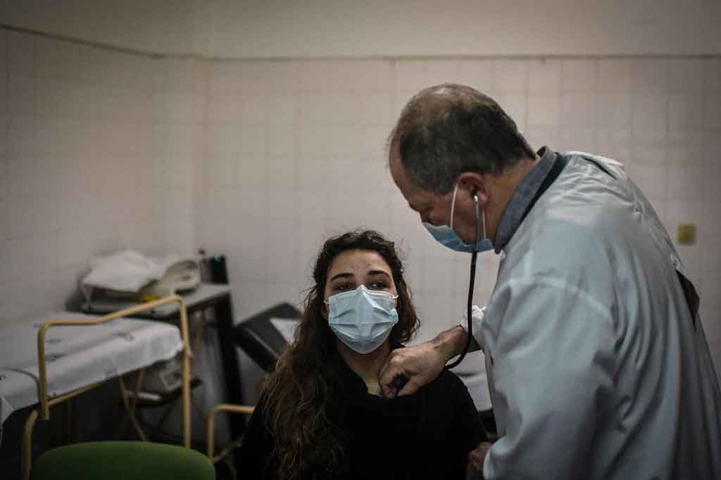 Dokter yang berusia 62 tahun itu tiba di Corvo kurang dari setahun yang lalu, tetapi dia sudah terbiasa dengan kekurangan buah dan bahan bakar--dan dia telah belajar membuat yoghurt buatan sendiri. “Ini menutupi semua kesulitan yang kami alami setiap hari,” katanya.