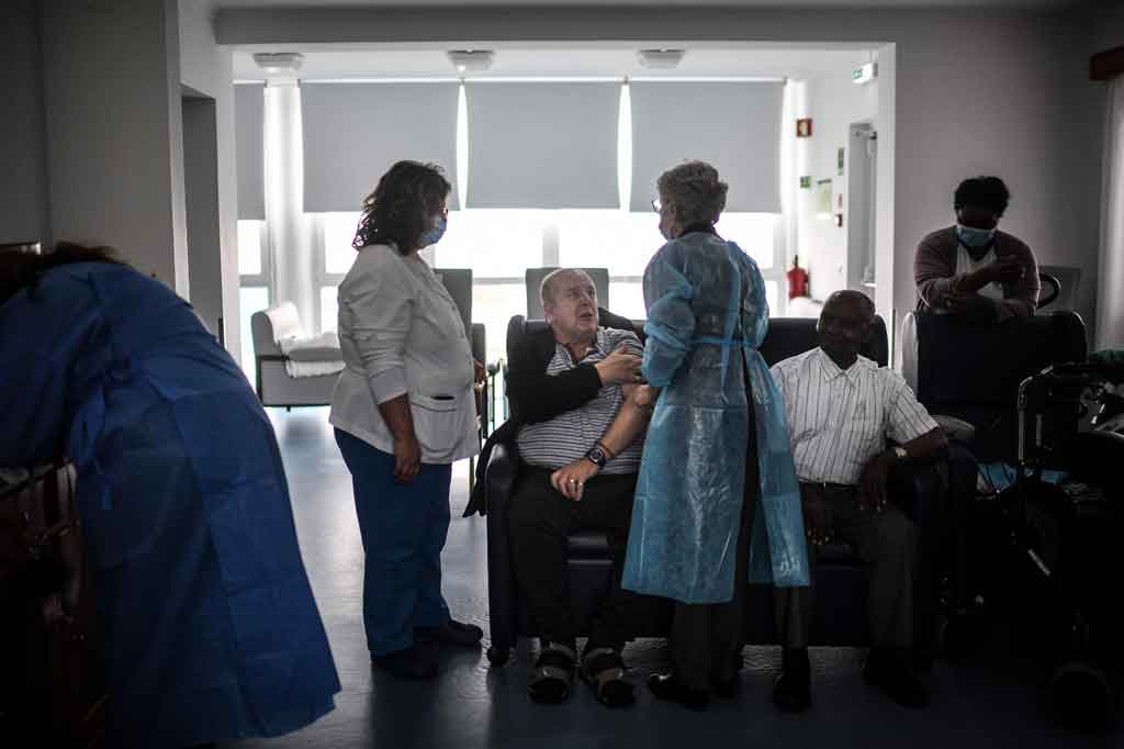 Portugal memutuskan untuk memvaksinasi pulau itu sepenuhnya tanpa menggunakan sistem kelompok prioritas. Pejabat kesehatan setempat, Clelio Meneses, menjelaskan jumlah suntikan yang diperlukan untuk mengimunisasi warga Corvo tidak akan memengaruhi peluncuran di tempat lain di Azores. “Satu-satunya hal yang harus dilakukan ialah memvaksinasi seluruh penduduk sekaligus untuk membuat wilayah itu bebas covid-19,” katanya.