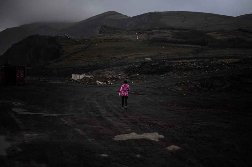 Karena terletak ratusan kilometer dari Benua Eropa, pulau terkecil di wilayah Azores itu--didominasi kawah gunung berapi dan dihiasi dengan danau-- tampaknya selamat tanpa ada korban covid-19.