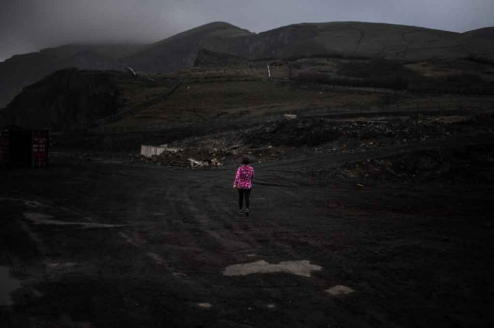 Karena terletak ratusan kilometer dari Benua Eropa, pulau terkecil di wilayah Azores itu--didominasi kawah gunung berapi dan dihiasi dengan danau-- tampaknya selamat tanpa ada korban covid-19.