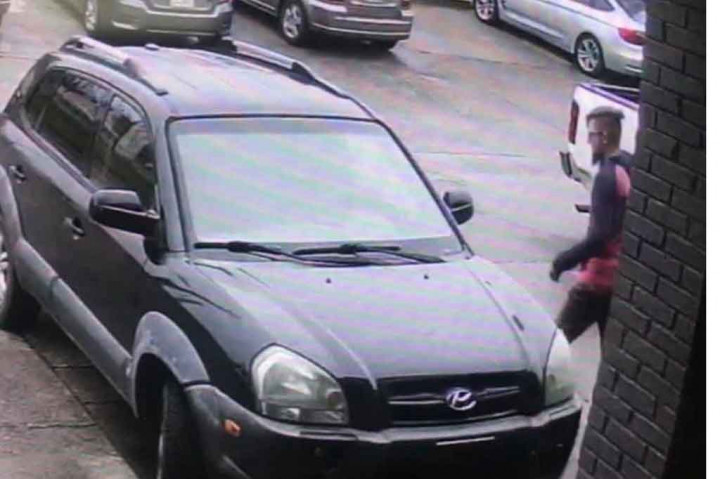 Tangkapan layar dari rekaman pengawasan yang dirilis oleh Cherokee Sheriff's Office melalui halaman Facebook mereka pada Selasa, 16 Maret 2021 menunjukkan tersangka dalam beberapa penembakan, di Hwy 92 dekat Bells Ferry Road, di luar Atlanta, Georgia.
