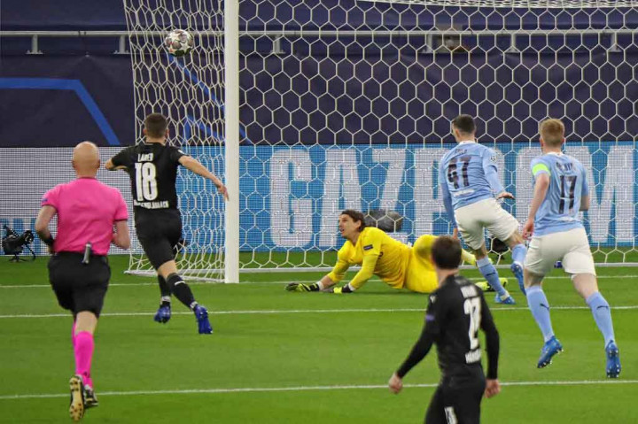 Bermain di markas sendiri, Manchester City menyerang total sejak awal laga. Peluang pertama diperoleh Phil Foden pada menit ketujuh. Sayang bola sepakannya masih bisa digagalkan kiper Glandbach Yann Sommer.