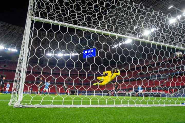 Lima menit berselang The Citizens akhirnya berhasil memecah kebuntuan lewat sepakan Kevin De Bruyne menyelesaikan umpan matang Riyad Mahrez.