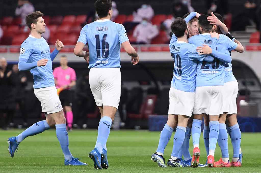 Kevin De Bruyne melakukan selebrasi bersama rekan-rekan setimnya usai menjebol gawang Gladbach.