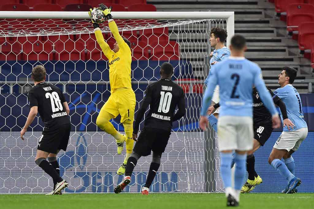 Di babak kedua Man City tidak mengendurkan serangan. Peluang emas didapat Mahrez pada menit ke-66. Sayang sepakannya masih bisa dimentahkan oleh Sommer. Dua menit berselang, Sommer kembali menggagalkan peluang tuan rumah, lagi-lagi lewat Mahrez.