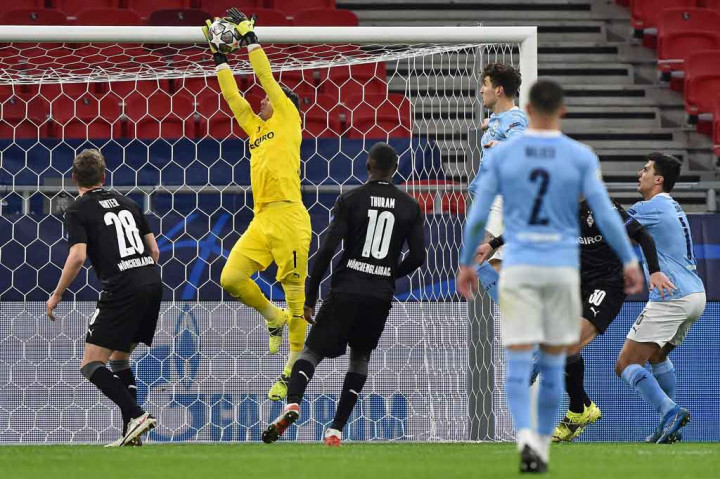 Di babak kedua Man City tidak mengendurkan serangan. Peluang emas didapat Mahrez pada menit ke-66. Sayang sepakannya masih bisa dimentahkan oleh Sommer. Dua menit berselang, Sommer kembali menggagalkan peluang tuan rumah, lagi-lagi lewat Mahrez.