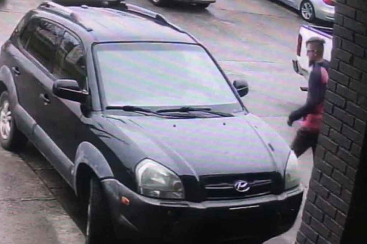 Tangkapan layar dari rekaman pengawasan yang dirilis oleh Cherokee Sheriff's Office melalui halaman Facebook mereka pada Selasa, 16 Maret 2021 menunjukkan tersangka dalam beberapa penembakan, di Hwy 92 dekat Bells Ferry Road, di luar Atlanta, Georgia.