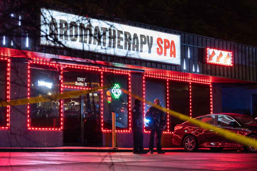 Sementara empat lainnya ditemukan tewas di dua lokasi berbeda di Gold Massage Spa, and Aromatherapy spa. Polisi kepada CNN mengatakan bahwa keempat korban di Atlanta tampaknya adalah orang Asia.
