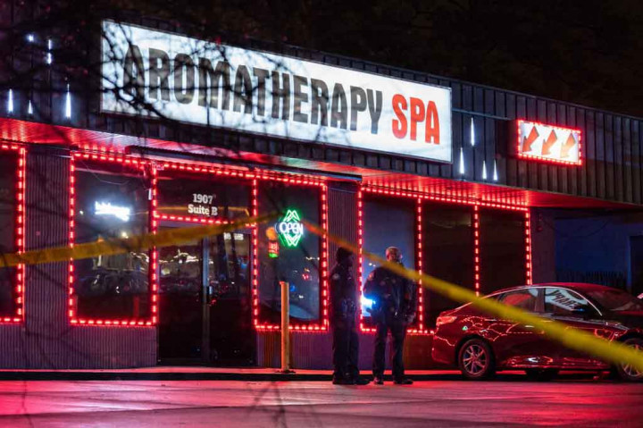 Sementara empat lainnya ditemukan tewas di dua lokasi berbeda di Gold Massage Spa, and Aromatherapy spa. Polisi kepada CNN mengatakan bahwa keempat korban di Atlanta tampaknya adalah orang Asia.