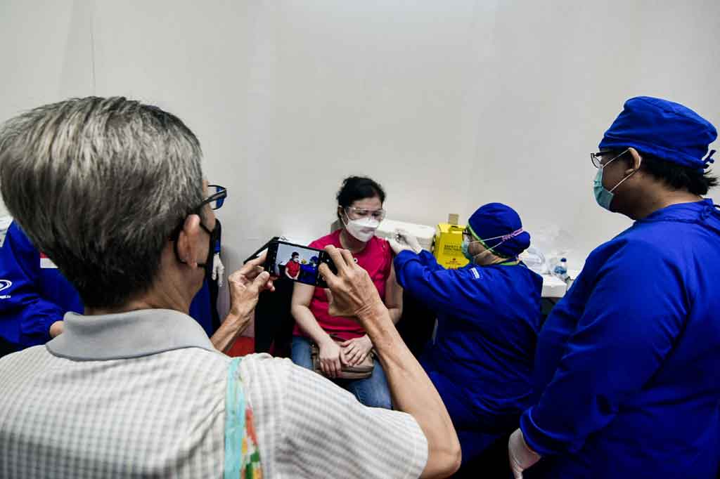 Kementerian BUMN memperluas pemberian vaksin untuk kalangan lanjut usia (lansia). Semula hanya khusus bagi pemilik kartu tanda penduduk (KTP) Jakarta, namun sekarang lansia bukan warga Ibu Kota juga diperbolehkan mengikuti kegiatan vaksinasi tersebut.