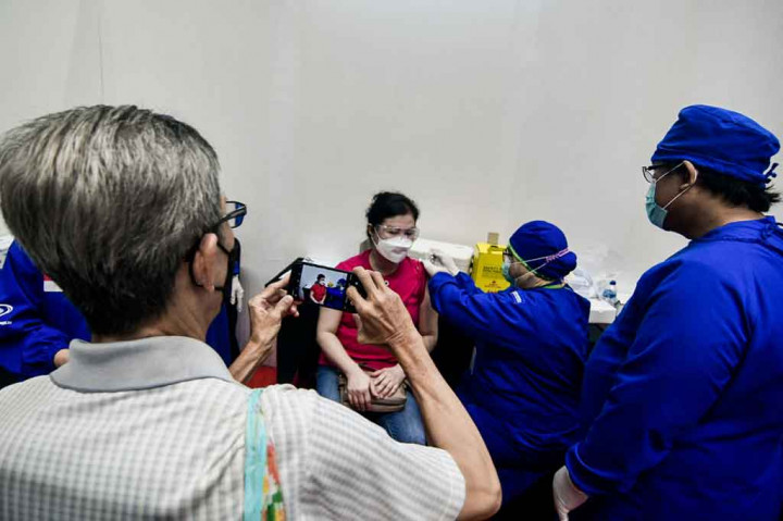 Kementerian BUMN memperluas pemberian vaksin untuk kalangan lanjut usia (lansia). Semula hanya khusus bagi pemilik kartu tanda penduduk (KTP) Jakarta, namun sekarang lansia bukan warga Ibu Kota juga diperbolehkan mengikuti kegiatan vaksinasi tersebut.