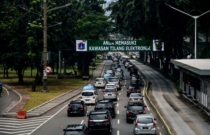 Kendaraan melintas di bawah papan digital bertuliskan 