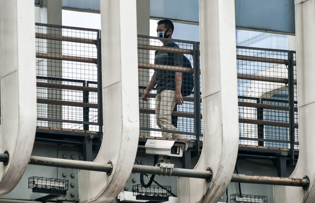 Warga melintas di Jembatan Penyebrangan Orang (JPO) yang terpasang kamera electronic traffic law enforcement (ETLE) di Jalan Jenderal Sudirman.