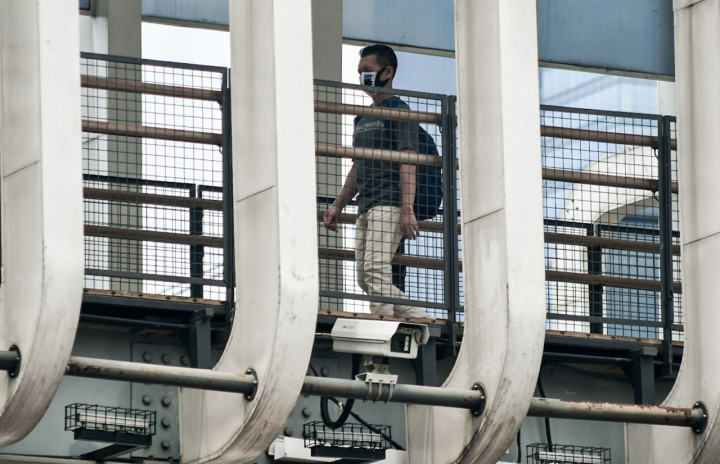 Warga melintas di Jembatan Penyebrangan Orang (JPO) yang terpasang kamera electronic traffic law enforcement (ETLE) di Jalan Jenderal Sudirman.