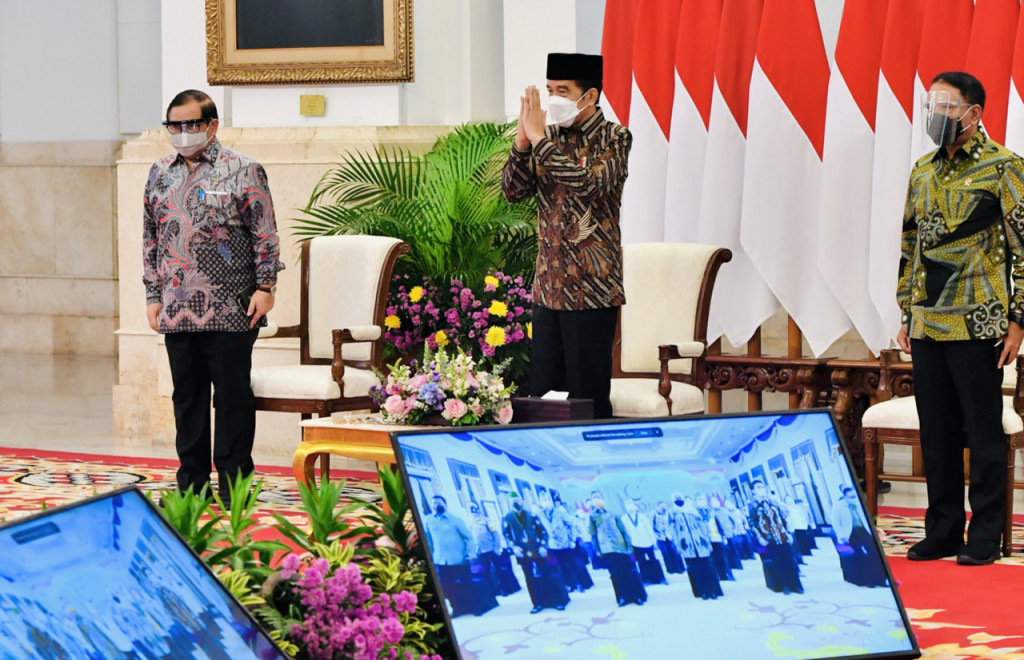 Mendampingi Presiden secara langsung ialah Sekretaris Kabinet Pramono Anung serta Menteri Pemuda dan Olahraga Zainudin Amali. Sementara Gubernur Jawa Timur Khofifah Indar Parawansa dan sejumlah peserta kongres HMI lain mengikuti jalannya acara dari Gedung Grahadi, Surabaya, Jawa Timur, serta dari daerah masing-masing melalui konferensi video. 