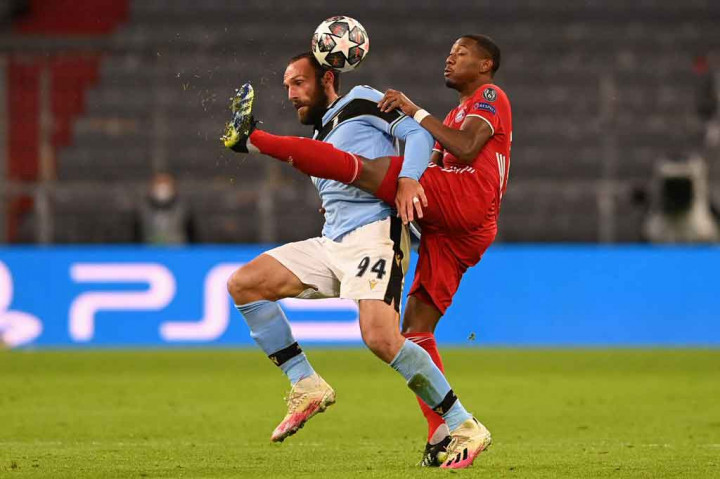 Meski telah unggul telak 4-1 di leg pertama babak 16 besar, Bayern Muenchen tetap tampil menyerang sejak awal laga. Sementara itu Lazio tetap ngotot melakukan perlawanan untuk mengejar devisit gol.