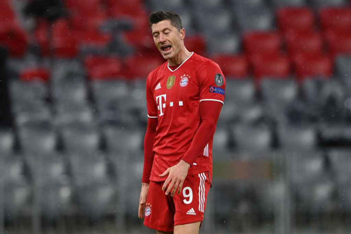 Di babak kedua, Die Roten tetap bermain dengan spirit tinggi. Sepakan kencang Lewandowski memaksa Reina melakukan penyelamatan setelah Lazio dengan mudah kehilangan bola.