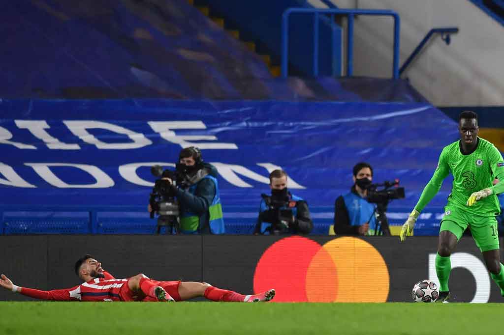 Atletico meminta penalti setelah Yannick Carrasco dilanggar Cesar Azpilicueta di dalam kotak penalti. Namun ditolak secara kontroversial oleh wasit Daniele Orsato yang anehnya tak mau menggunakan VAR untuk mengkaji keputusannya itu.