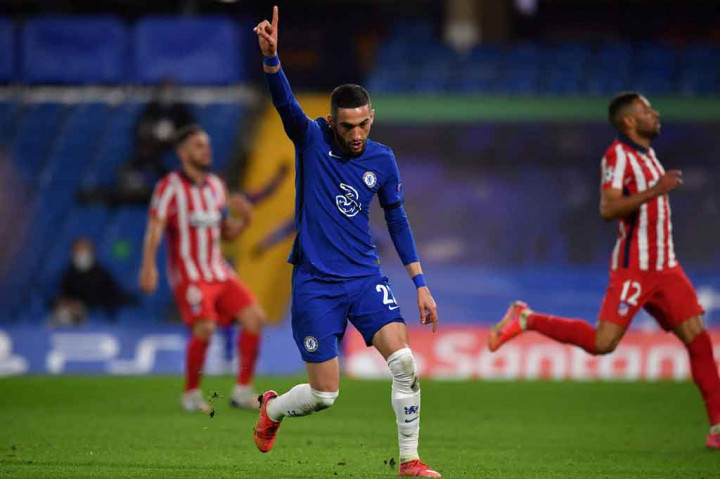 Namun justru Chelsea yang berhasil memecah kebuntuan pada menit ke-34 lewat striker asal Maroko Hakim Ziyech. Ziyech mencetak gol pertamanya sejak Oktober tahun lalu usai menerima umpan matang Kai Havertz. Skor 1-0 bertahan hingga jeda.