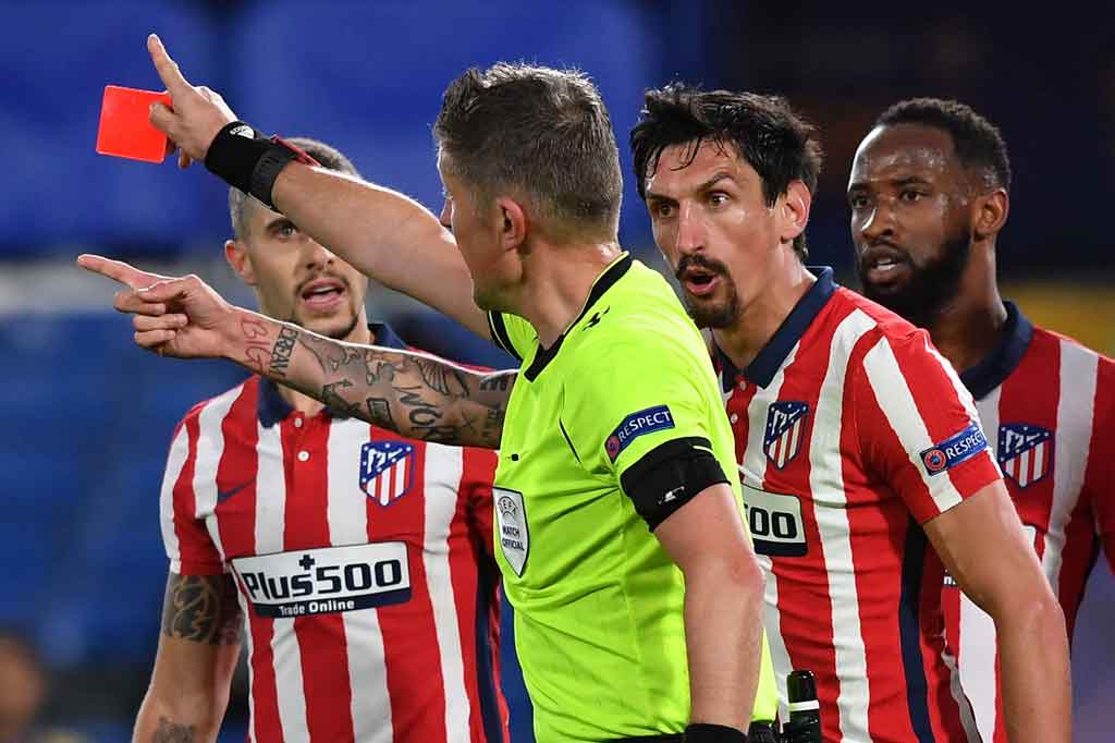 Atletico kian menderita setelah Stefan Savic dikeluarkan dari lapangan pada menit ke-81 karena menyikut perut Antonio Rudiger.