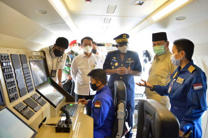  Menteri Pertahanan (Menhan) Prabowo Subianto menyerahkan pesawat karya anak bangsa CN235-220 MPA ke Angkatan Udara Republik Senegal, dari Hanggar Fixed Wing PT Dirgantara Indonesia (PTDI) di Bandung, Kamis, 18 Maret 2021.