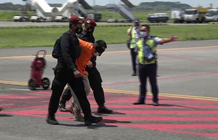 Sebagaimana 22 tersangka terduga teroris tersebut juga terlihat memakai baju tahanan berwarna oranye. Para terduga teroris digiring dengan menggunakan penutup kepala, kaki, serta tangan yang diborgol.