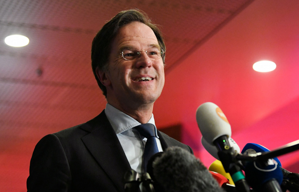 Exit poll menunjukkan VVD mengamankan 36 dari 150 kursi di majelis rendah parlemen Belanda. Angka perolehan kursi itu mencukupi untuk melanggengkan jabatan Rutte sebagai Perdana Menteri. 