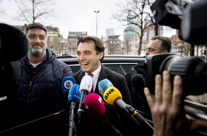 Partai populis Forum untuk Demokrasi FVD pimpinan Thierry Baudet juga meraih dukungan tambahan di belakang skeptisisme penanganan Covid-19 di negara yang belum lama ini mengalami kerusuhan terparah dalam beberapa dekade setelah jam malam diberlakukan.
