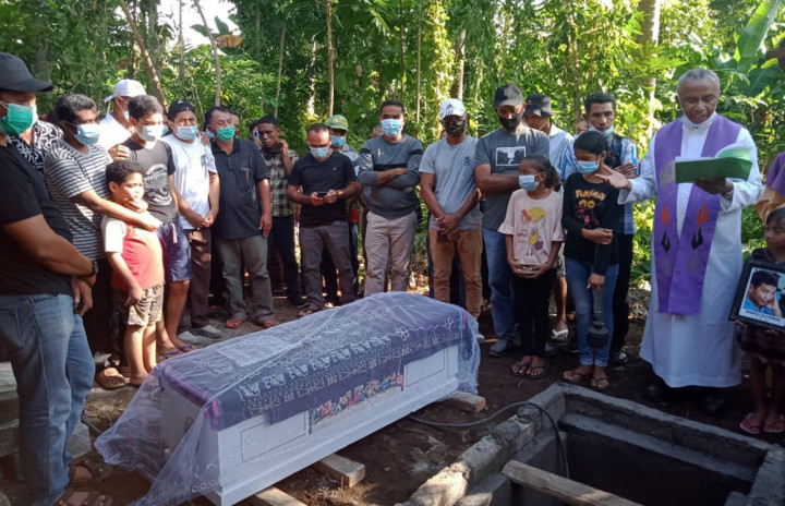 Pemakaman Donatus dilangsungkan di permakaman keluarga di lingkungan Lewoduli, Kelurahan Lametwelu, Kecamatan Adonara Timur, Kabupaten Flores Timur, Nusa Tenggara Timur.