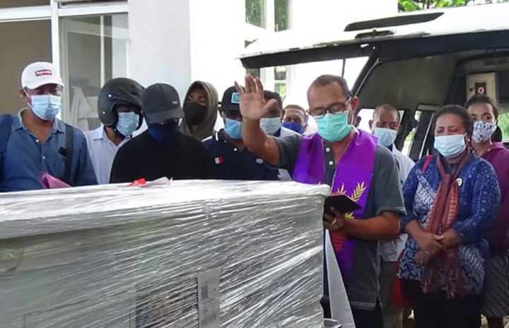  Pater Urbanus Bungalolon SVD, Kamis, 18 Maret 2021, pukul 15.24 Wita, memimpin ibadat pemakaman jenazah almarhum Donatus Ola Pereda, redaktur artistik Media Indonesia. 