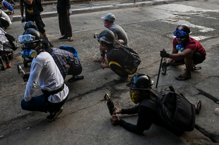 Selain ketapel raksasa, para pengunjuk rasa juga melempar bom molotov. Bahkan alat pemadam kebakaran juga mereka gunakan.