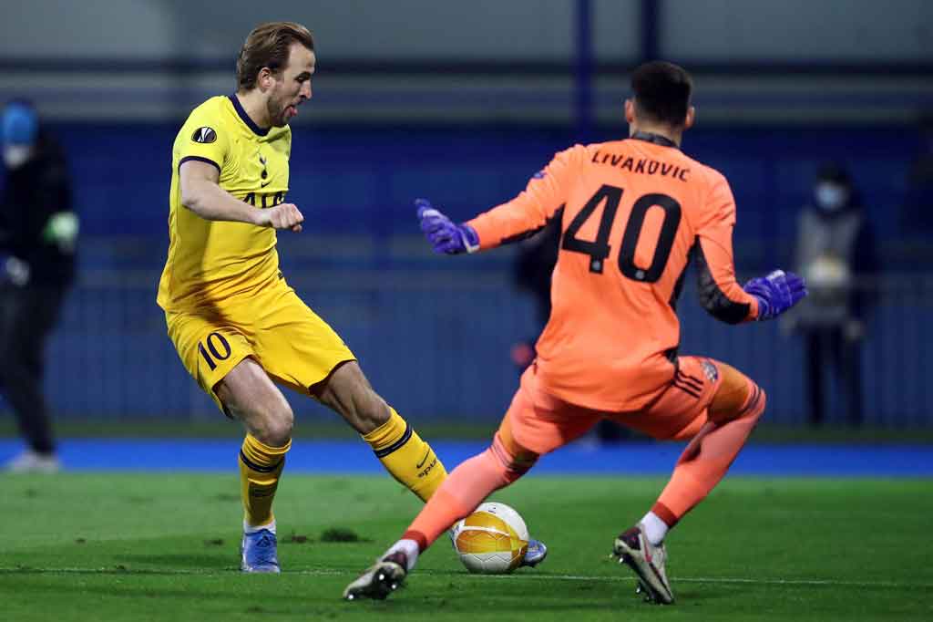Babak pertama pertandingan berlalu hampir tanpa peluang berarti, kecuali untuk Tottenham pada semenit jelang turun minum lewat umpan Lucas Moura. Sayang penyelesaian Harry Kane, yang mencetak dua gol di leg pertama, dimentahkan oleh kiper Dominik Livakovic yang keluar dari sarangnya.