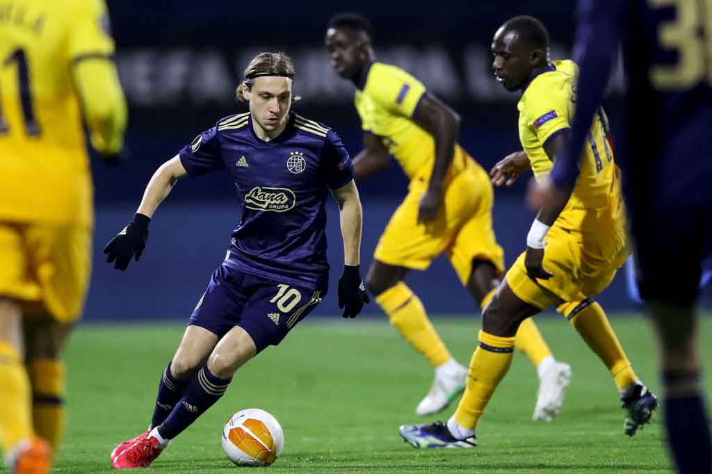 Layaknya saat timnya memiliki keunggulan, Jose Mourinho memilih menginstruksikan para pemainnya bermain lebih dalam dan merapatkan pertahanan di awal babak kedua dan hal itu belakangan ternyata menjadi bumerang.