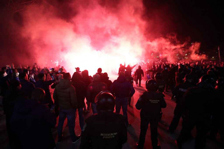 Keberhasilan Dinamo melangkah ke babak perempat final disambut suka-cita para suporter yang berada di luar stadion.