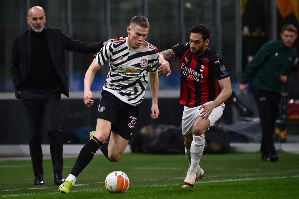 Punya bekal satu gol tandang membuat Milan tampil berhati-hati saat memasuki pertandingan dan membiarkan MU berkreasi 10 menit pertama sembari membatasi peluang tim tamu.