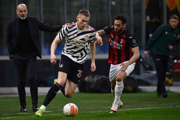 Punya bekal satu gol tandang membuat Milan tampil berhati-hati saat memasuki pertandingan dan membiarkan MU berkreasi 10 menit pertama sembari membatasi peluang tim tamu.