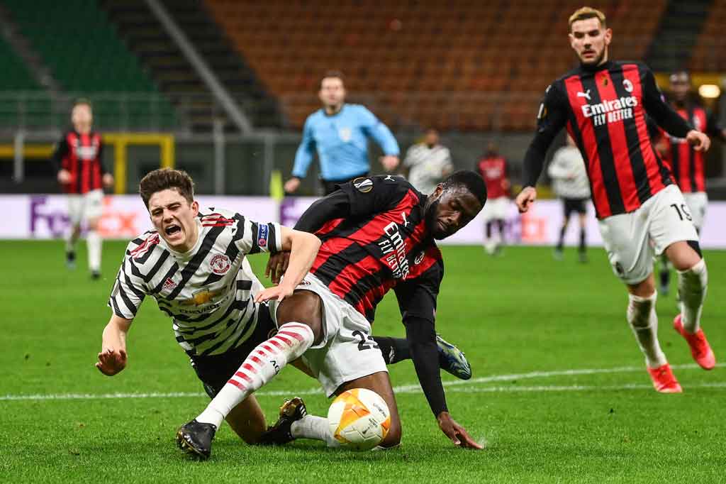 Pada menit ke-21 para pemain MU melancarkan protes keras setelah Daniel James jatuh di bawah tekanan Fikayo Tomori di dalam kotak terlarang. Tetapi wasit Felix Brych mengabaikan tuntutan tendangan penalti tersebut. Tidak ada gol yang tercipta hingga babak pertama usai.