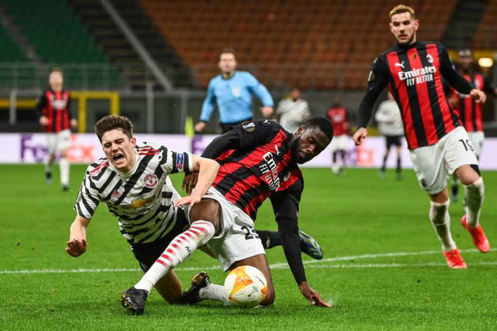 Pada menit ke-21 para pemain MU melancarkan protes keras setelah Daniel James jatuh di bawah tekanan Fikayo Tomori di dalam kotak terlarang. Tetapi wasit Felix Brych mengabaikan tuntutan tendangan penalti tersebut. Tidak ada gol yang tercipta hingga babak pertama usai.