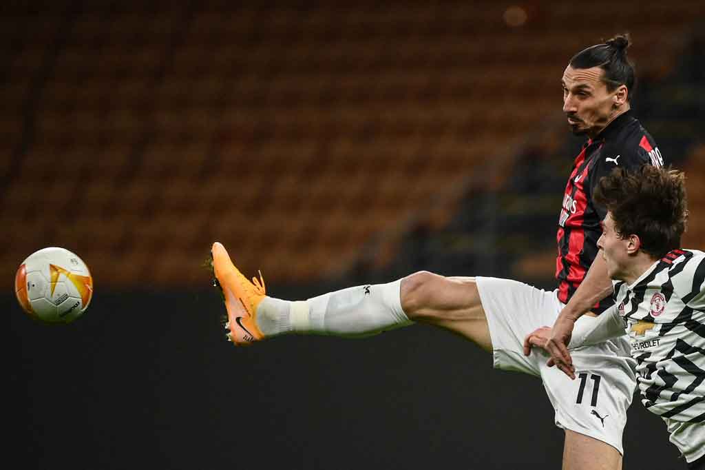 Pada menit ke-65, Stefano Pioli berharap mengubah keadaan lewat dua pergantian dengan memasukkan Zlatan Ibrahimovic dan Diogo Dalot.