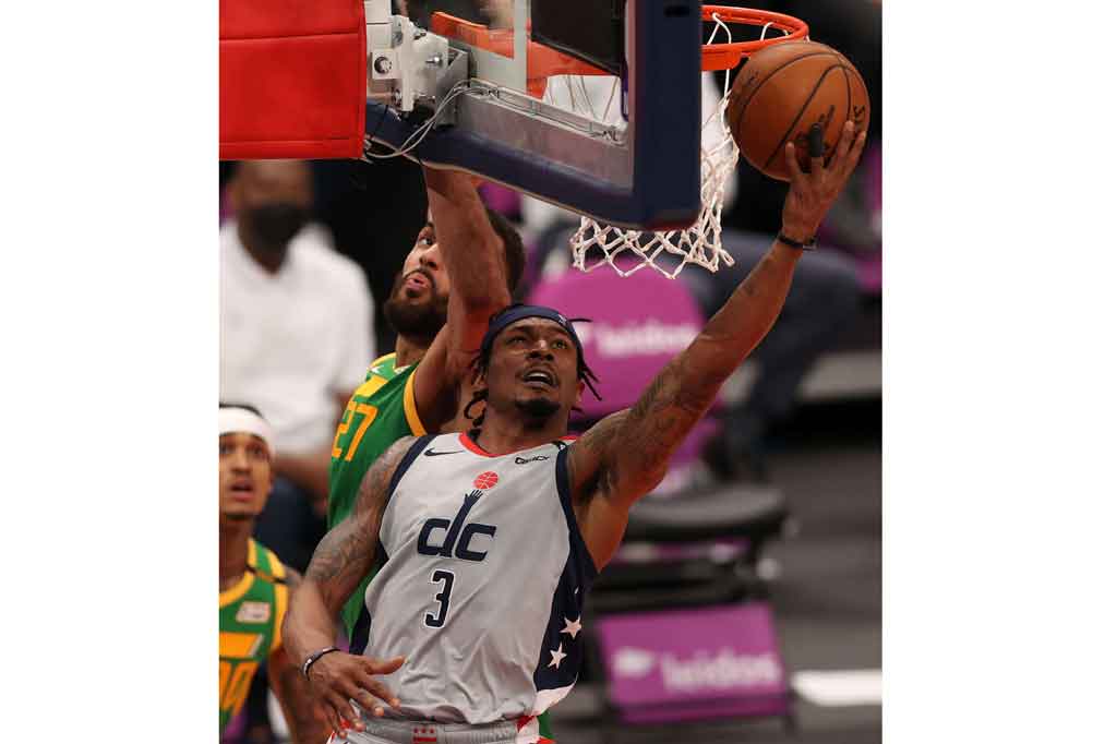 Bradley Beal mencetak 43 poin, sementara Russell Westbrook membukukan triple-double ke-13 kalinya musim ini dengan mengemas 35 poin, 15 rebound dan 13 assist saat Washington Wizards melibas Utah Jazz 131-122 dalam pertandingan NBA di Capital One Arena, Washington, Jumat, 19 Maret 2021 pagi WIB.