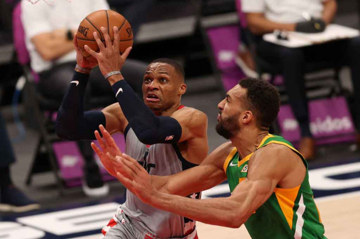 Bagi Beal sendiri ini adalah kelima kalinya dalam musim ini dia menciptakan minimal 40 poin, sedangkan 15 rebound yang dikemas Westbrook mengulangi pencapaian tertingginya musim ini.