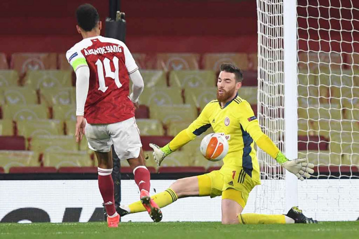 Menyadari lawannya memperoleh momentum untuk membalikkan agregat, Arsenal kemudian terbangun dari tidurnya. Peluang menyamakan kedudukan didapat lewat Pepe. Sayangnya tembakannya masih melebar. Sementara Pierre-Emerick Aubameyang juga gagal menjebol gawang Sa pada menit ke-80.