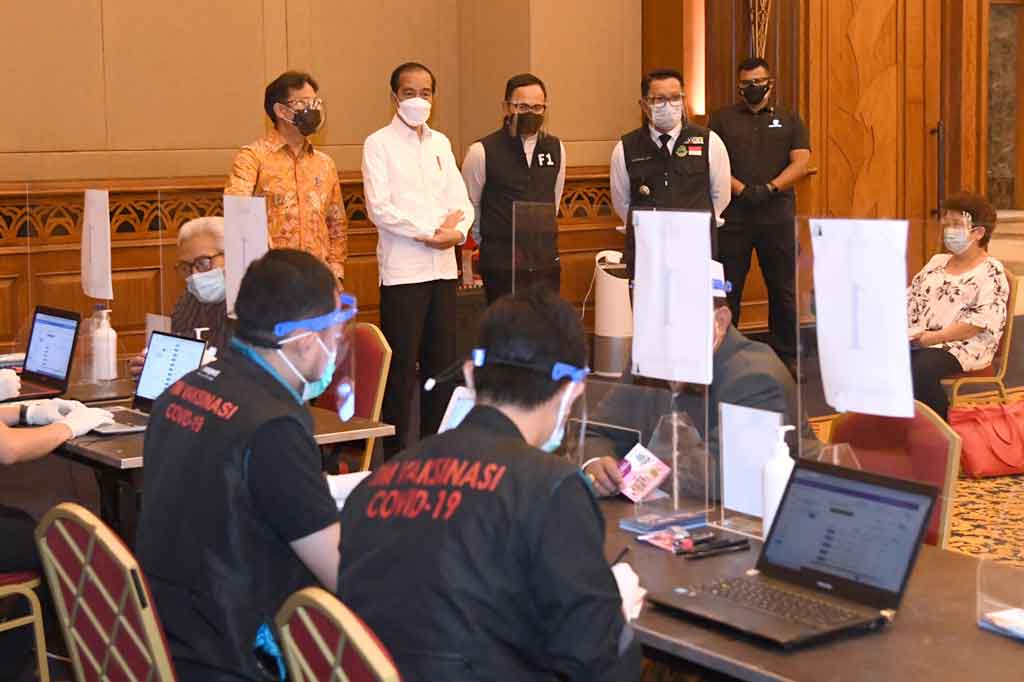 Didampingi Menteri Kesehatan Budi Gunadi Sadikin, Gubernur Jawa Barat Ridwan Kamil, dan Wali Kota Bogor Bima Arya Sugiarto, Jokowi mendatangi meja registrasi dan meja pemeriksaan serta melihat langsung proses penyuntikan vaksin dan menyapa warga yang sedang menunggu proses observasi pasca-vaksinasi.