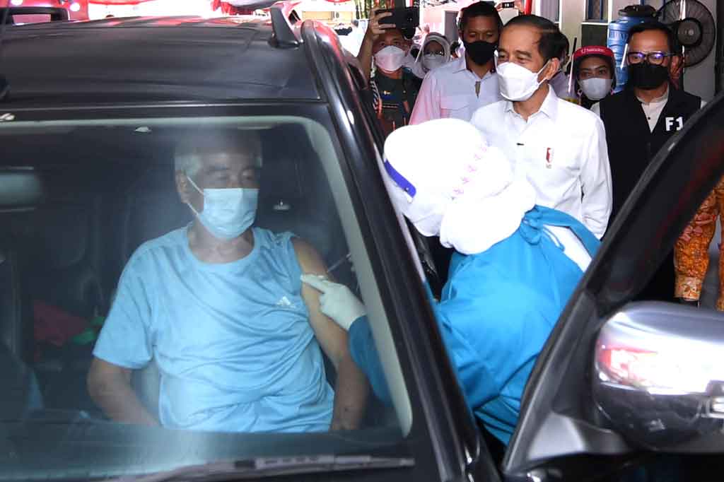 Namun, sedikit berbeda dari pelaksanaan vaksinasi massal lainnya, para peserta vaksinasi utamanya masyarakat lansia, memperoleh kemudahan melalui pelayanan vaksinasi dengan sistem layanan tanpa turun atau lantatur (drive-thru).