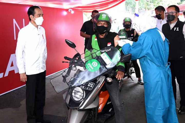 Tak hanya lansia, para pengemudi ojek daring pun juga mendapatkan pelayanan lantatur yang sama. Tanpa turun dari kendaraan roda dua mereka, proses penapisan dan penyuntikan vaksin dapat dilakukan dengan lancar sehingga mempercepat proses vaksinasi.