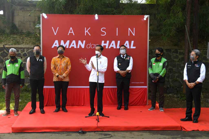 “Baru saja tadi saya melihat proses drive-thru vaksinasi yang dilakukan di Kota Bogor. Saya melihat semua berjalan dengan lancar dari mulai proses registrasi, pendaftaran, screening, kemudian penyuntikan vaksin semuanya berjalan dengan baik,” ujar Presiden yang memberikan keterangan selepas peninjauan.
