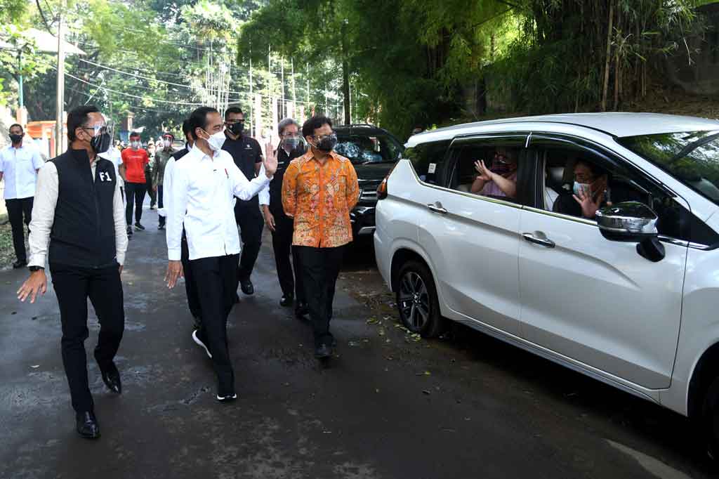 Presiden selanjutnya meninjau pelaksanaan pelayanan vaksinasi terhadap masyarakat lanjut usia (lansia) dan para pengemudi ojek daring di GOR Pajajaran, Kota Bogor.