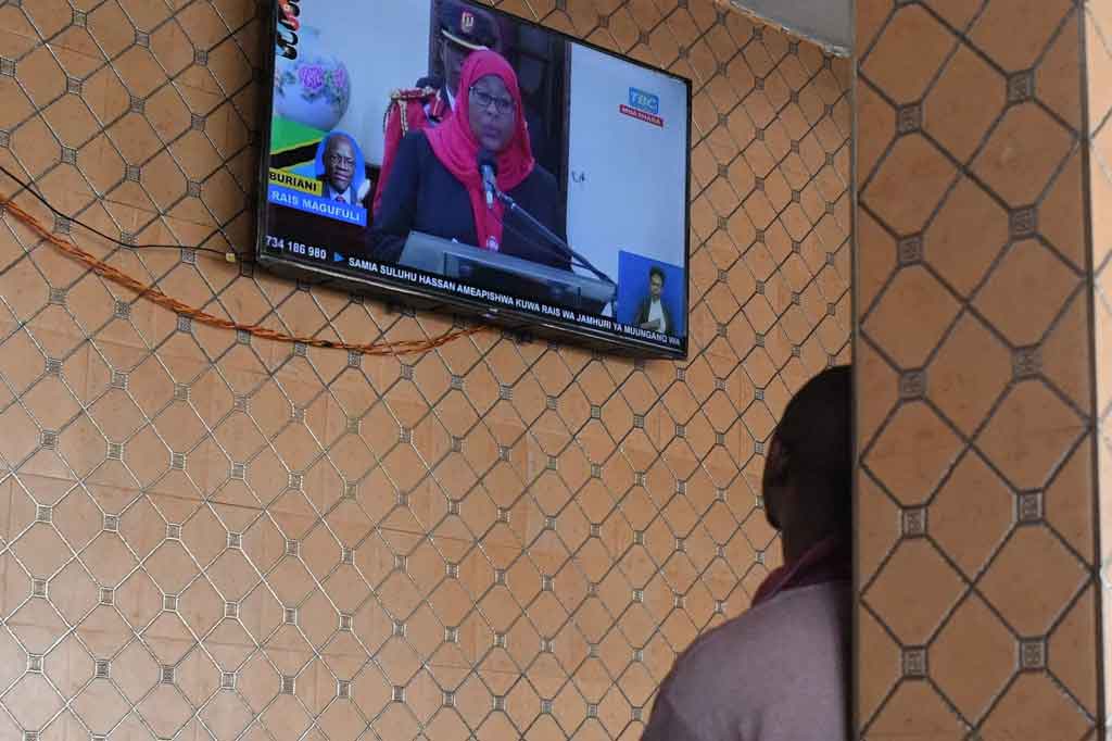 


Samia Suluhu Hassan dilantik sebagai presiden pertama pertama Tanzania pada Jumat, 19 Maret 2021, setelah kematian mendadak John Magufuli karena penyakit yang diselimuti misteri.