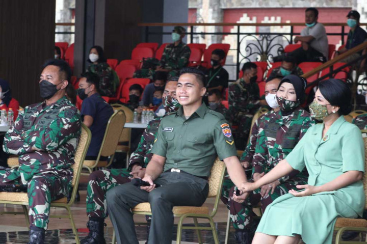 Serda Aprilia Santini Manganang (tengah) didampingi Kepala Staf Angkatan Darat (KSAD) Jenderal Andika Perkasa beserta istrinya Hetty Andika Perkasa mengikuti sidang penggantian jenis kelamin dan penggantian nama secara virtual yang berlangsung dari Pengadilan Negeri Tondano, Sulawesi Utara, di Markas Besar TNI Angkatan Darat, di Jakarta, Jumat, 19 Maret 2021.