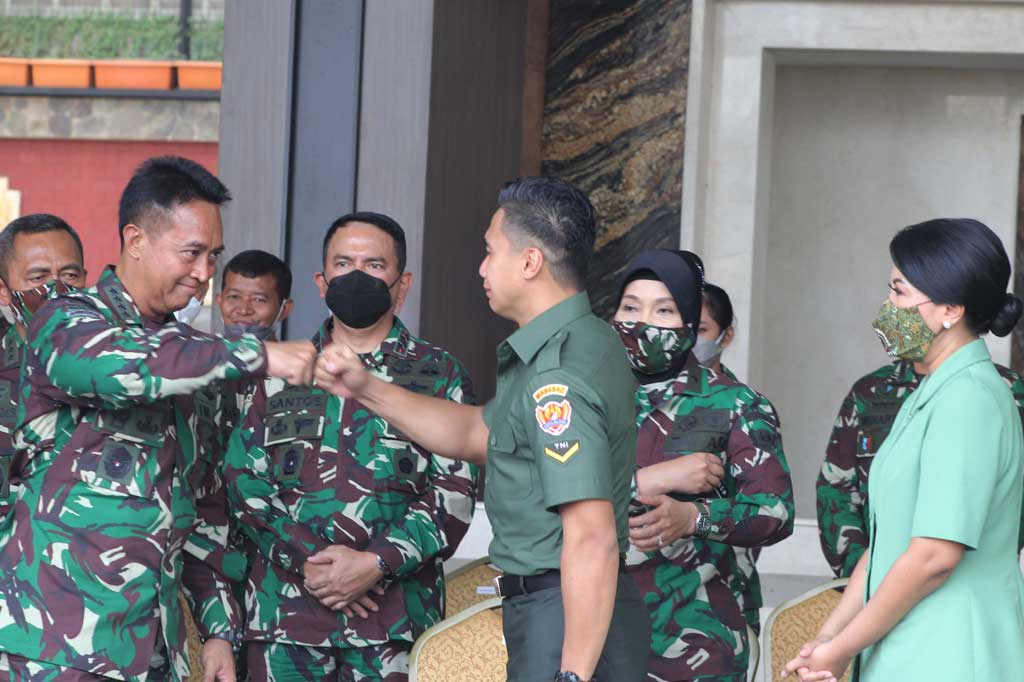 Majelis hakim juga memerintahkan kepada Dinas Kependudukan dan Catatan Sipil Kabupaten Sangihe untuk mencatat register yang bersangkutan terkait dengan perubahan jenis kelamin dan nama tersebut, baik dalam akta kelahiran, KTP, maupun kartu keluarga (KK).